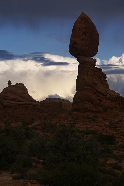 DSC04855.JPG - Balanced Rock with Ham Rock in background - Arches NP