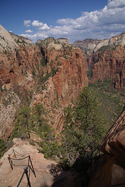 DSC05356.JPG - Angels Landing Trail (400 feet drop one side - 1200 feet on the other) - Zion NP