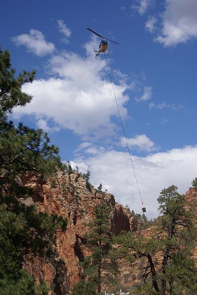 DSC05386.JPG - Hauling it out - Scout Lookout on Angels Landing Trail - Zion NP